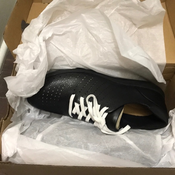 New Clarks black leather oxfords for woman - Picture 2 of 8